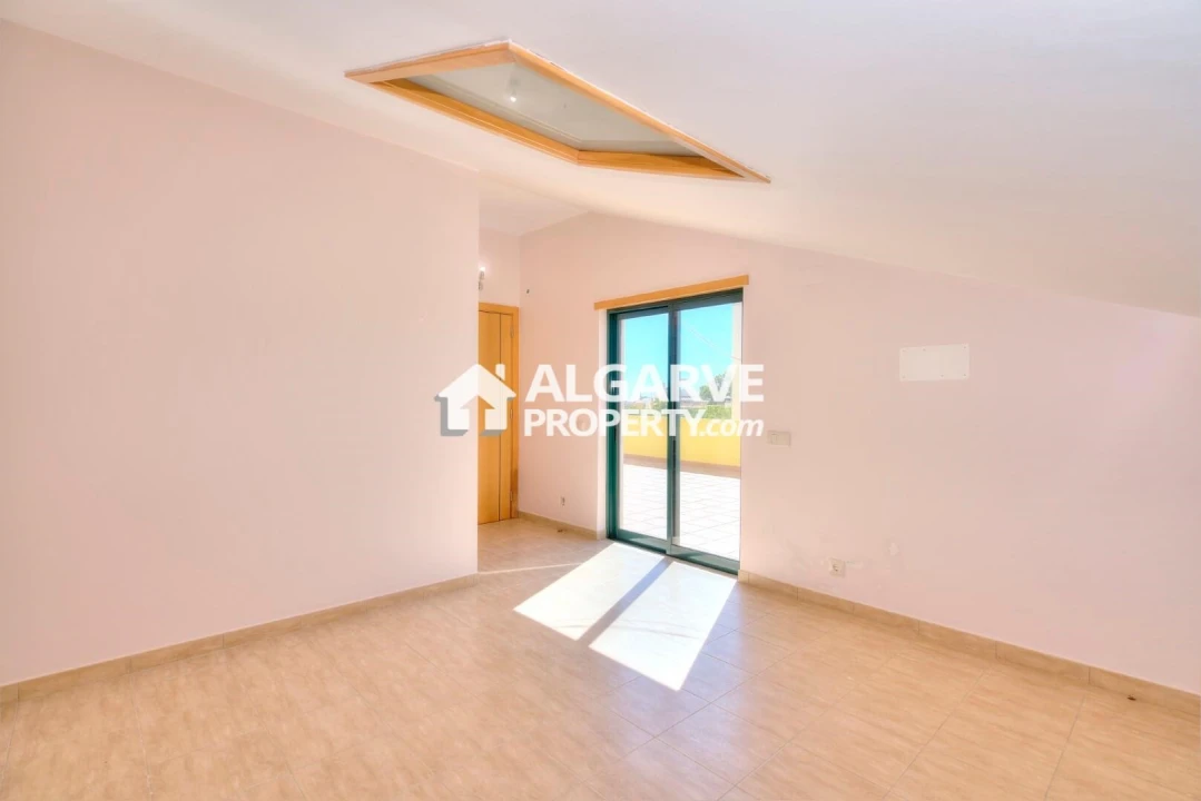 Apartamento T4 para Venda em Quelfes Foto 37
