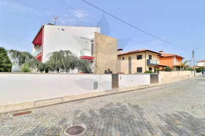 Moradia T4 para Venda em Lomar e Arcos