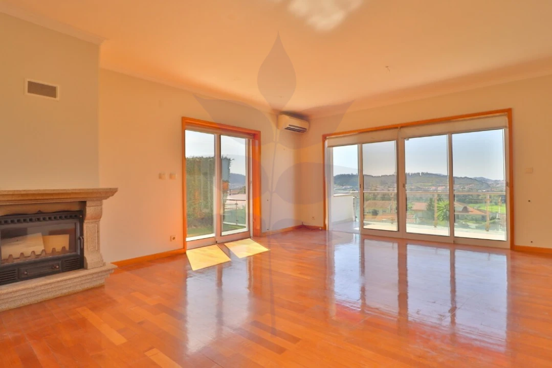 Moradia T4 para Venda em Lomar e Arcos Foto 4