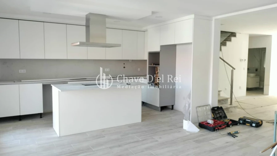 Moradia T5 para Venda em Orgens