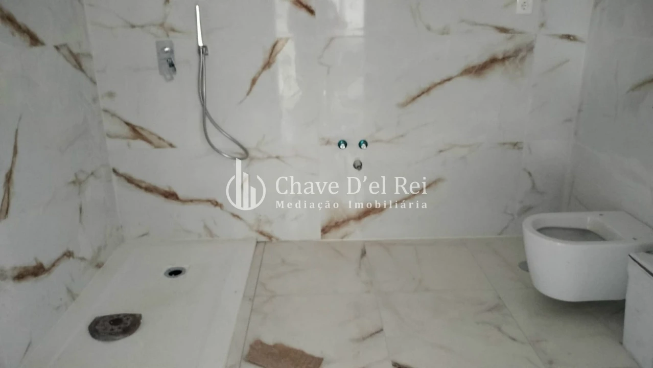 Moradia T5 para Venda em Orgens Foto 16