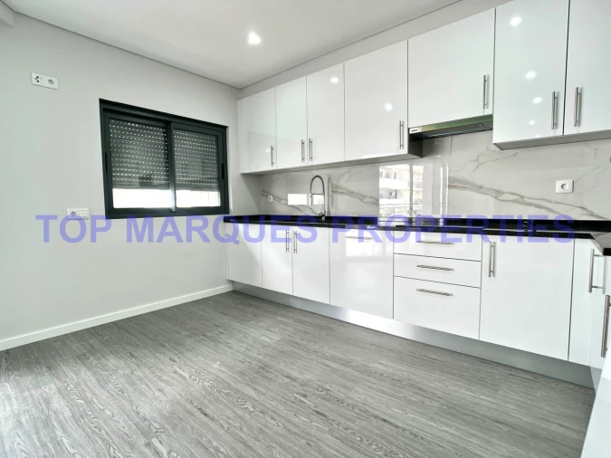 Apartamento T3 para Venda em Quelfes Foto 17