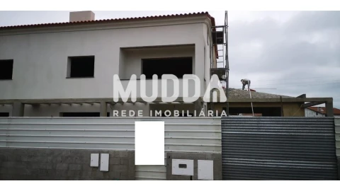 Moradia T4 para Venda em Esgueira