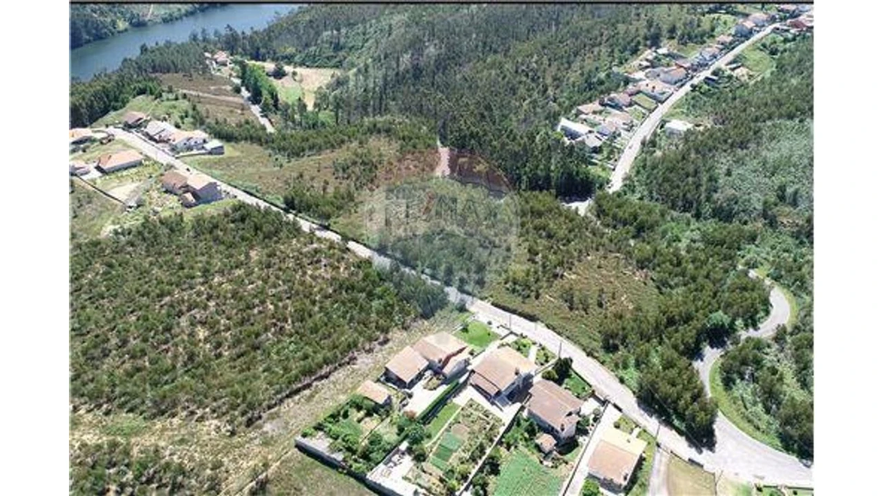 Terreno para Venda em Canedo, Vale e Vila Maior Foto 2
