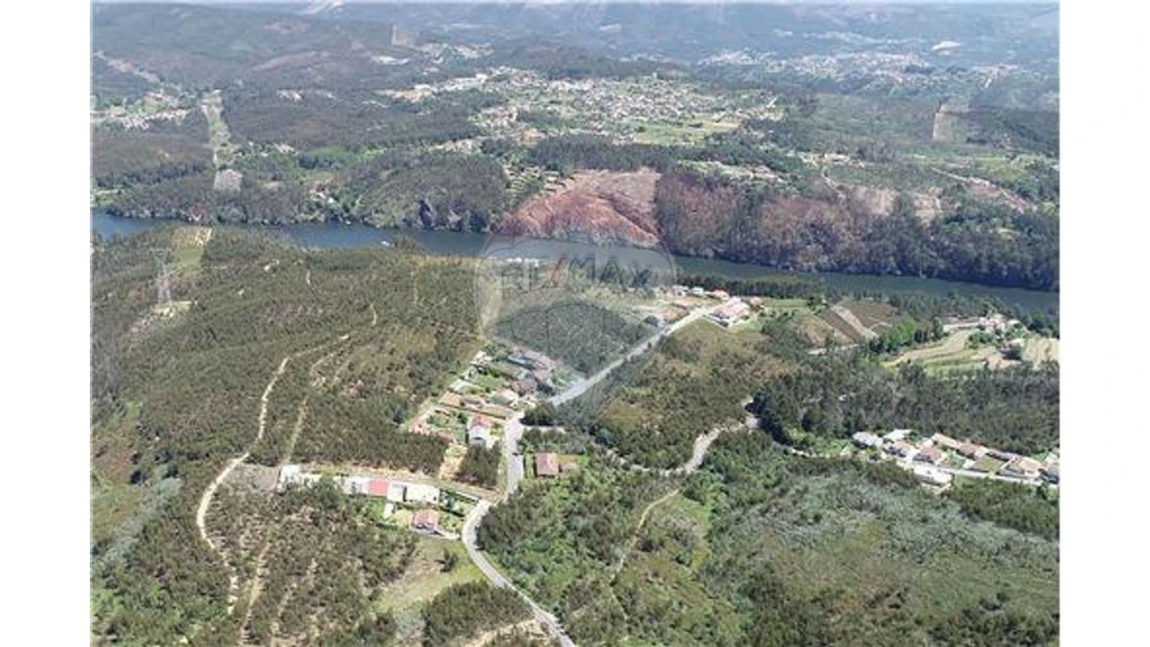 Terreno para Venda em Canedo, Vale e Vila Maior Foto 8