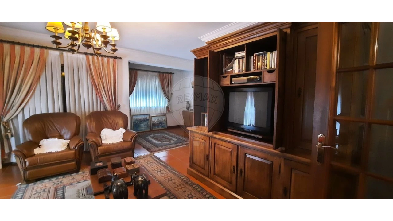 Apartamento T4 para Venda em Santa Maria de Lamas Foto 4