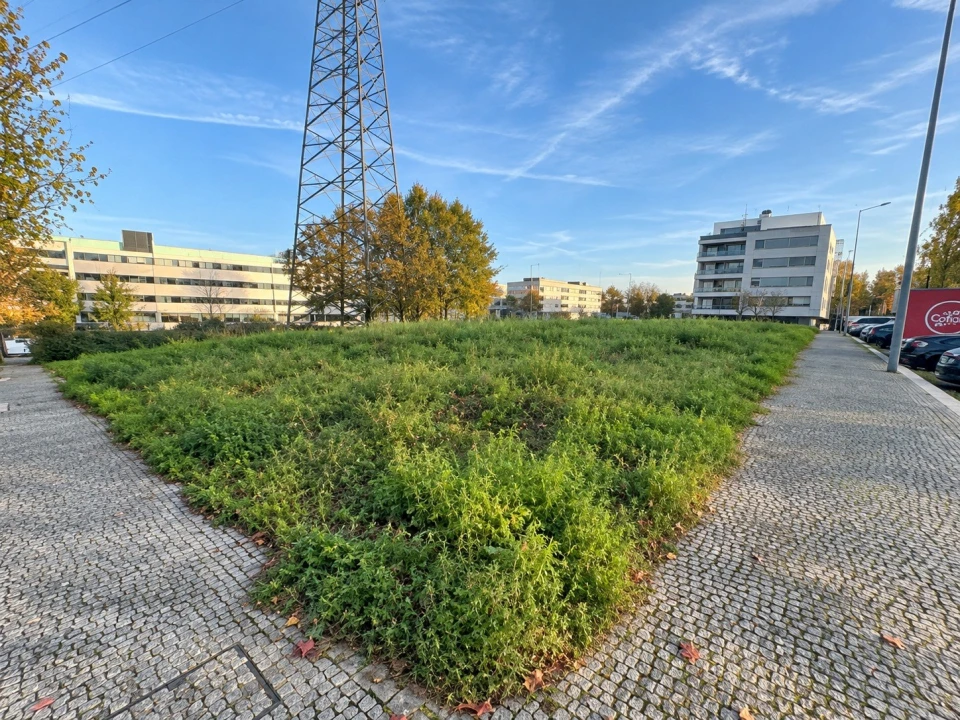 Terreno para Venda em Cidade da Maia Foto 2