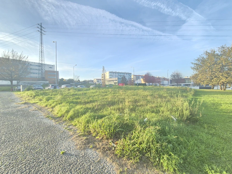 Terreno para Venda em Cidade da Maia Foto 1