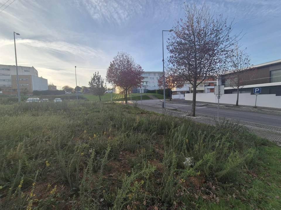 Terreno para Venda em Cidade da Maia Foto 3