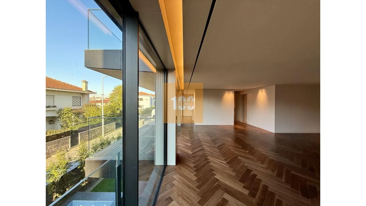 Apartamento T4 para Venda em Lordelo do Ouro e Massarelos Foto 1