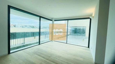 Moradia T4 para Venda em Santa Marinha e São Pedro da Afurada