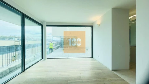 Moradia T4 para Venda em Santa Marinha e São Pedro da Afurada