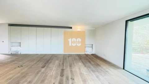 Moradia T4 para Venda em Santa Marinha e São Pedro da Afurada