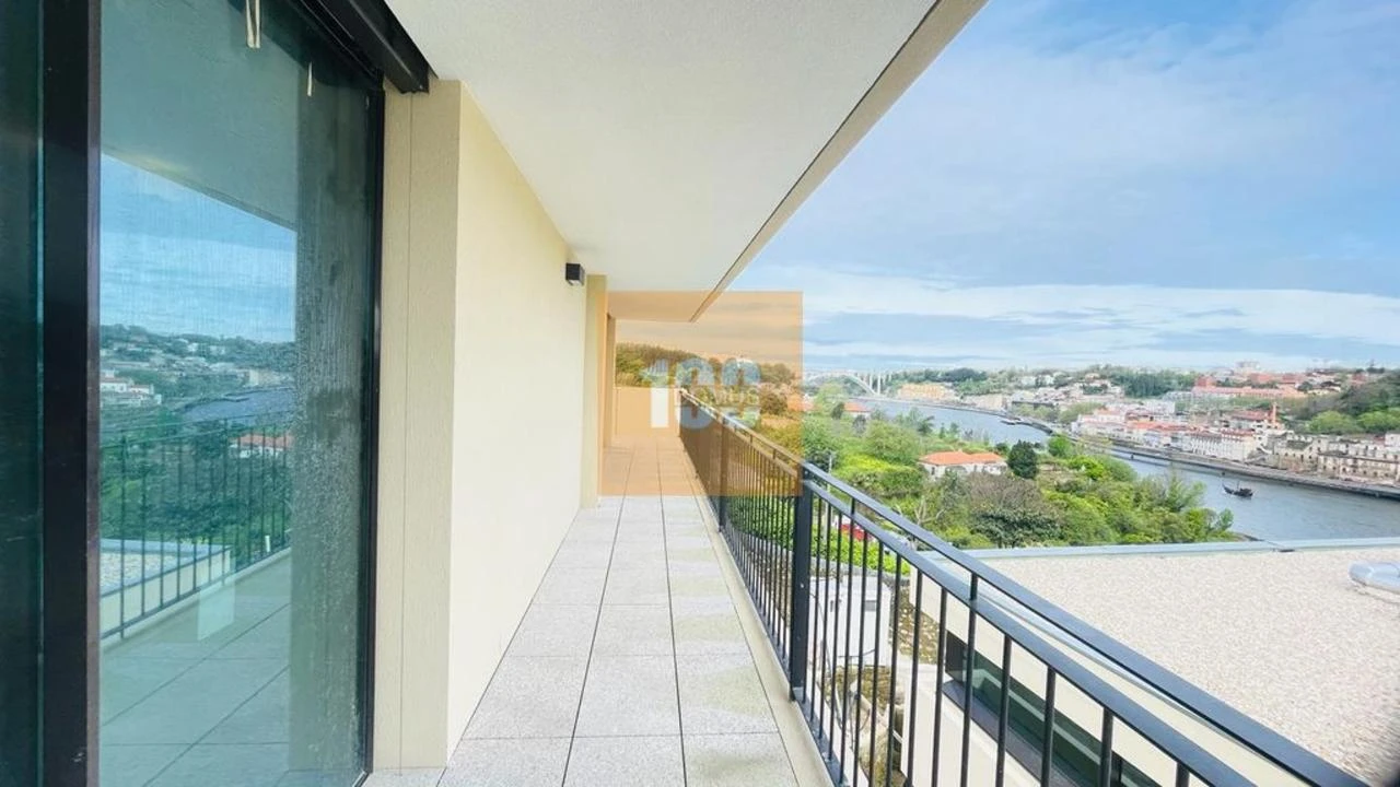 Moradia T4 para Venda em Santa Marinha e São Pedro da Afurada Foto 1