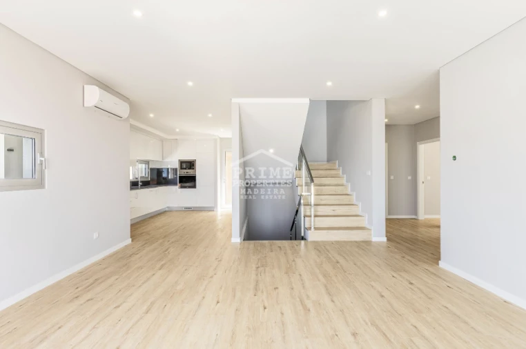 Moradia T4 para Venda em Paul do Mar Foto 8