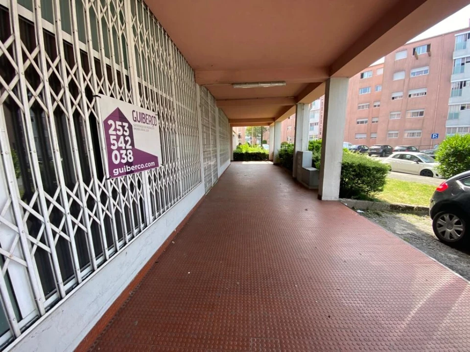 Loja para Arrendamento em Creixomil Foto 5