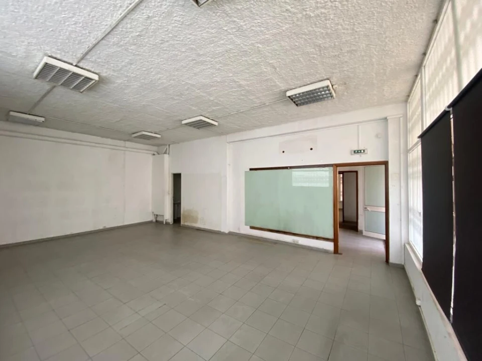 Loja para Arrendamento em Creixomil Foto 10