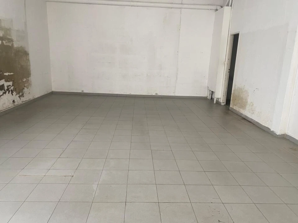 Loja para Arrendamento em Creixomil Foto 9