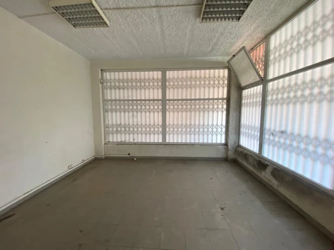 Loja para Arrendamento em Creixomil Foto 8