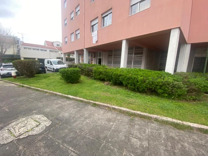 Loja para Arrendamento em Creixomil Foto 4