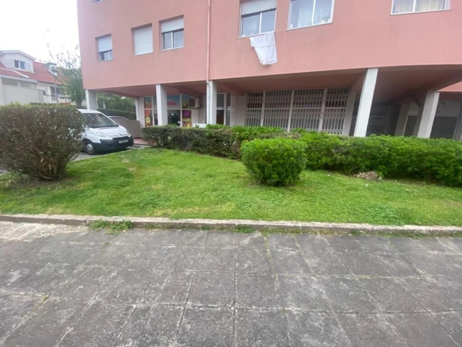 Loja para Arrendamento em Creixomil Foto 1