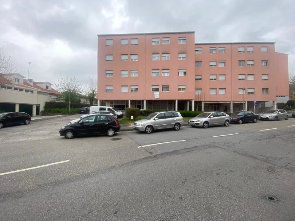 Loja para Arrendamento em Creixomil Foto 2