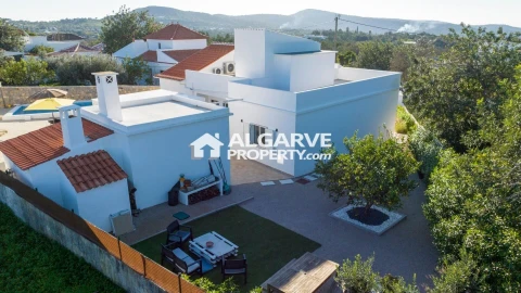 Moradia T4 para Venda em Santa Barbara de Nexe