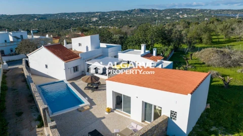 Moradia T4 para Venda em Santa Barbara de Nexe