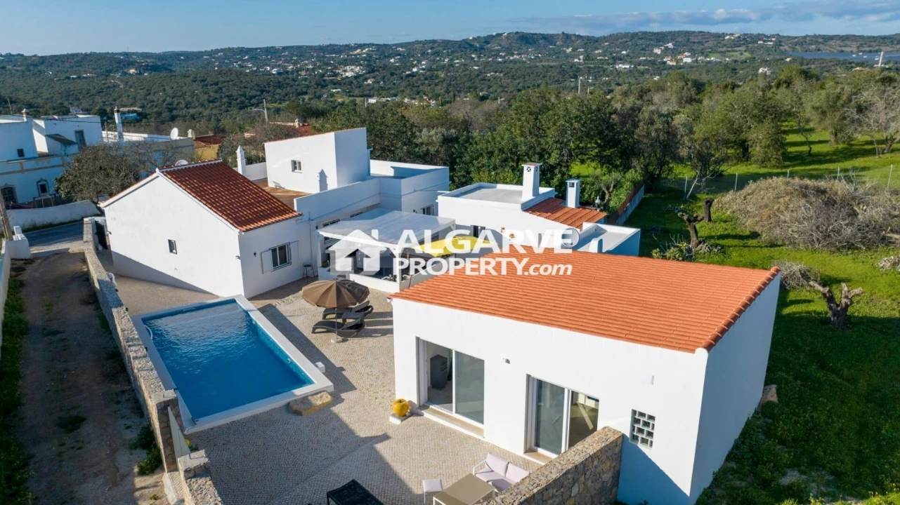 Moradia T4 para Venda em Santa Barbara de Nexe Foto 1