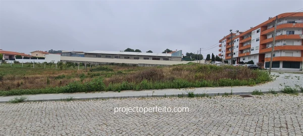 Terreno para Venda em Paços de Brandão