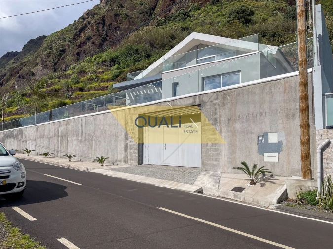 Moradia T4 para Venda em Paul do Mar Foto 1