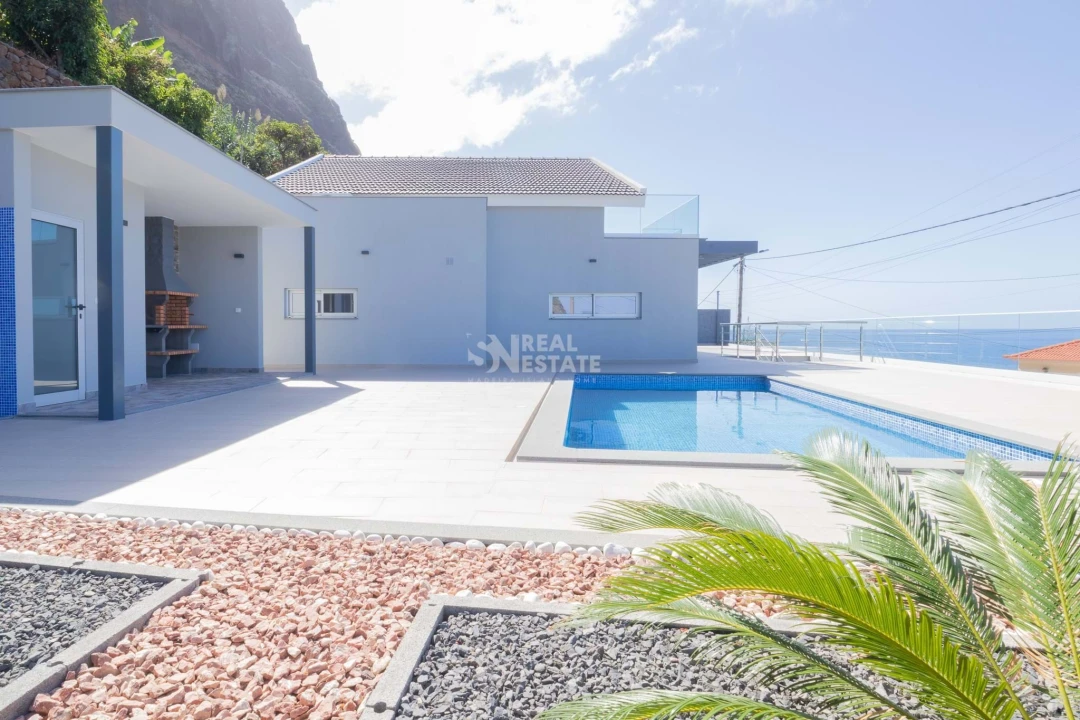 Moradia T4 para Venda em Paul do Mar Foto 2