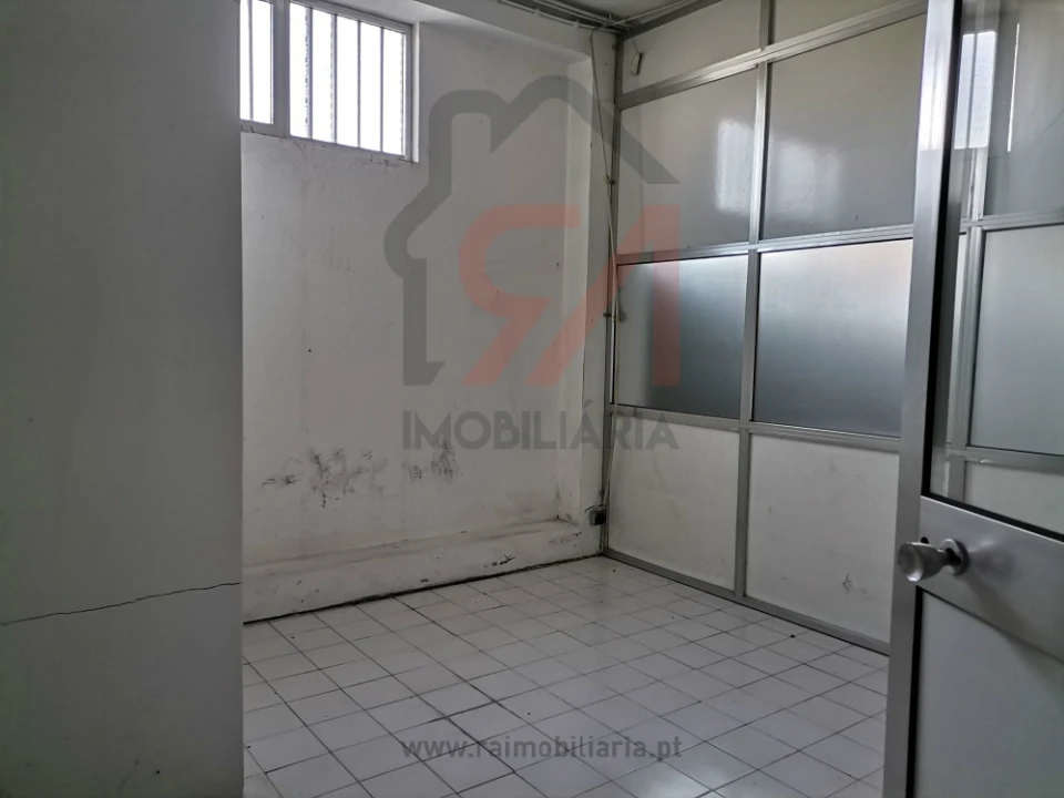 Armazém para Venda em Paços de Ferreira Foto 8