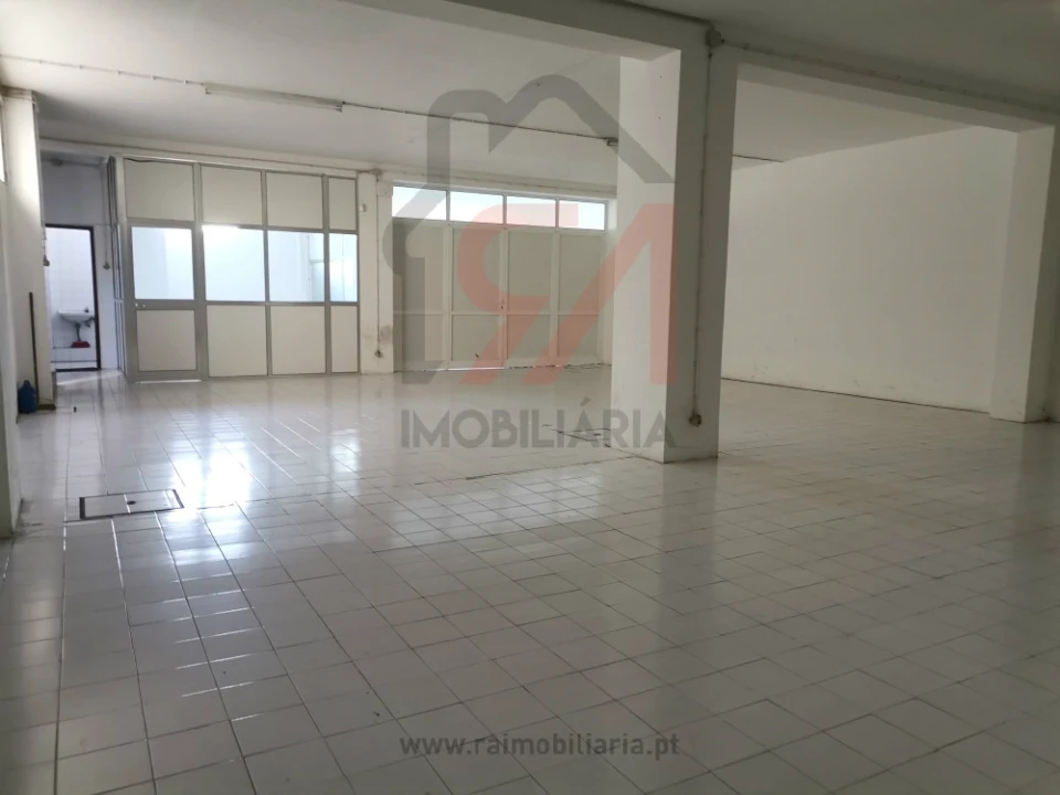 Armazém para Venda em Paços de Ferreira Foto 1