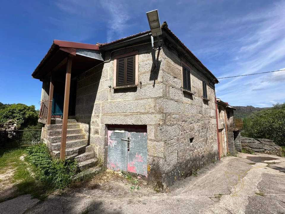Moradia T0 para Venda em Castro Laboreiro e Lamas de Mouro Foto 1