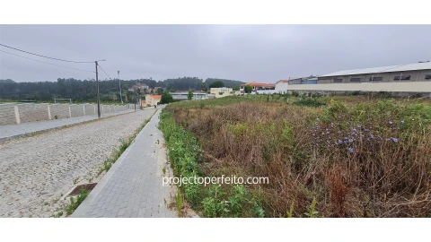 Terreno para Venda em Paços de Brandão