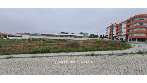 Terreno para Venda em Paços de Brandão