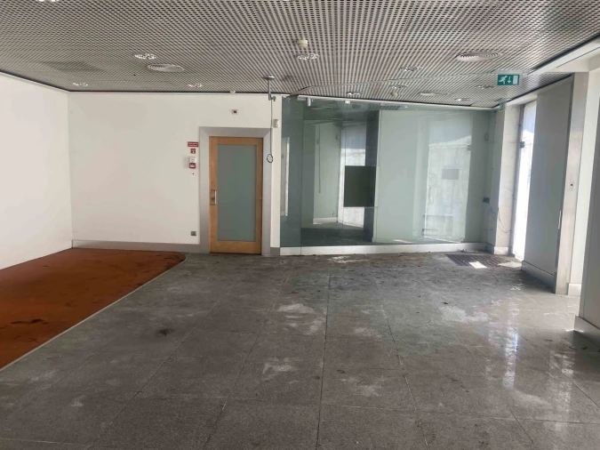 Loja para Arrendamento em Urgezes Foto 11