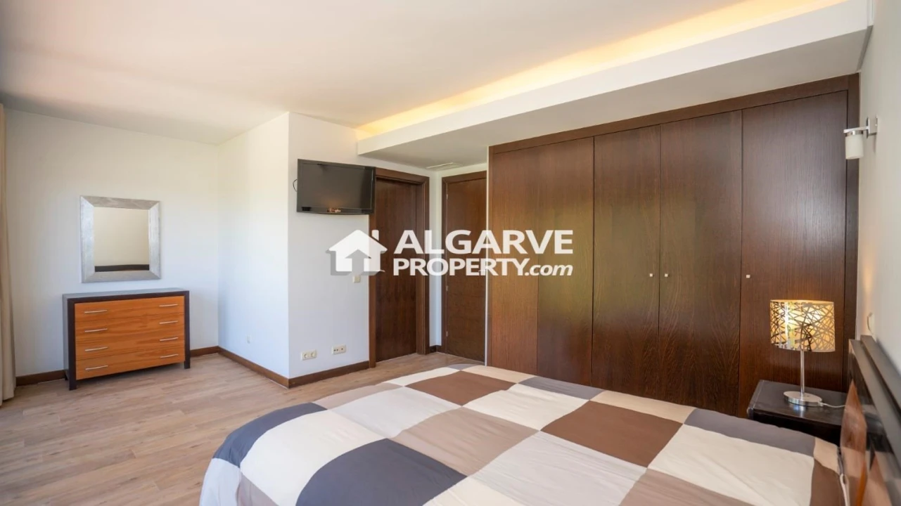 Apartamento T5 para Venda em Quarteira Foto 16