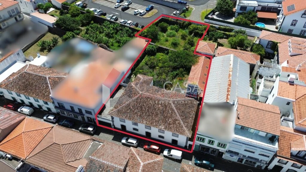 Moradia T4 para Venda em Praia da Vitoria (Santa Cruz) Foto 1