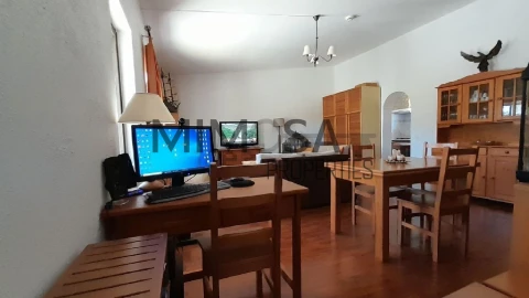 Moradia T2 para Venda em Bensafrim e Barão de São João