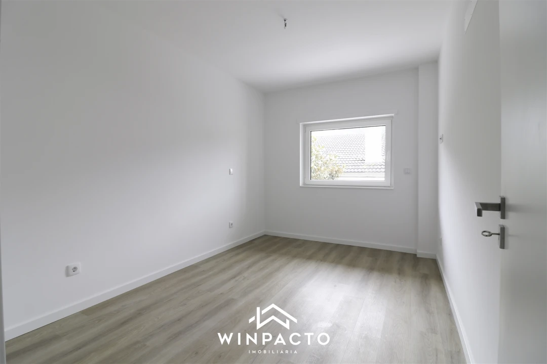 Moradia T4 para Venda em Seia, São Romão e Lapa dos Dinheiros Foto 2