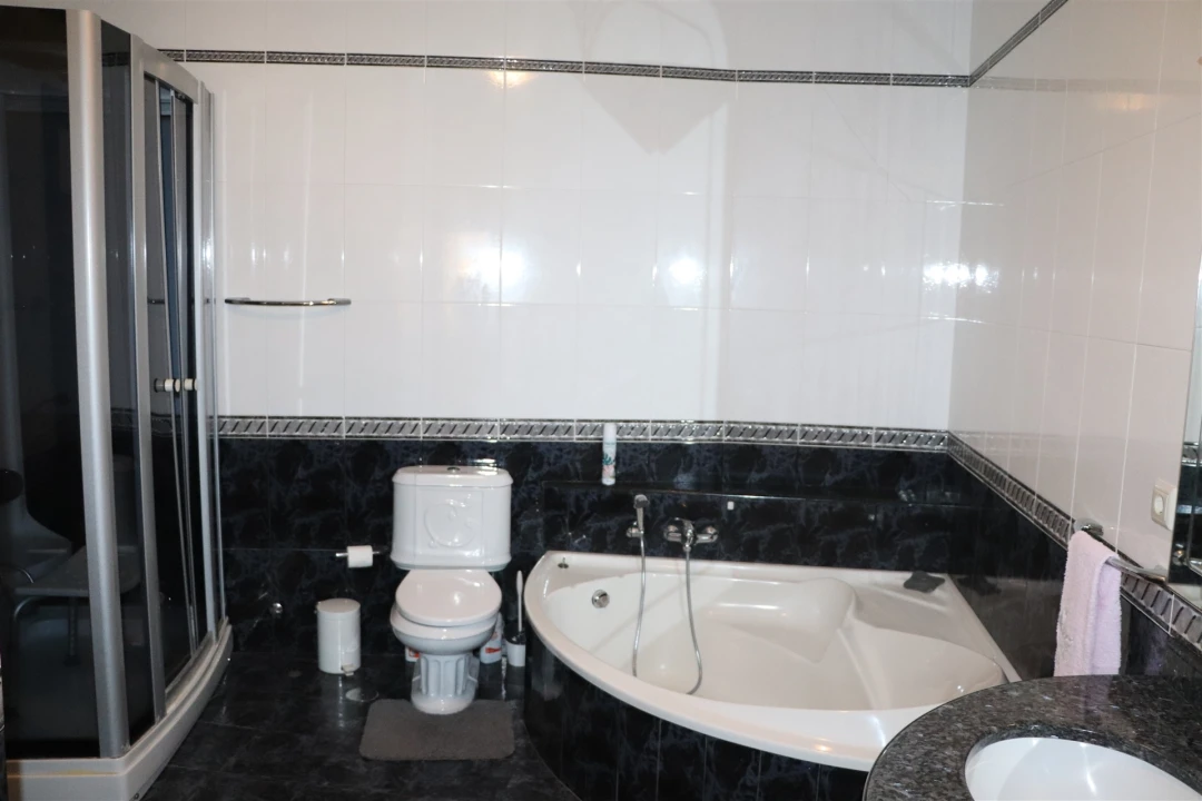 Moradia T5 para Venda em Raimonda Foto 25