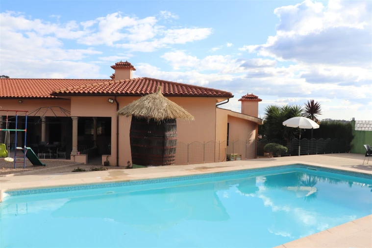 Moradia T5 para Venda em Raimonda