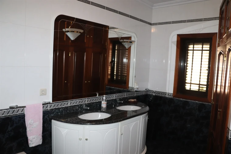 Moradia T5 para Venda em Raimonda Foto 26