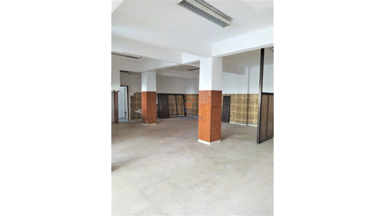 Armazém para Venda em Póvoa de Santo Adrião e Olival Basto Foto 4