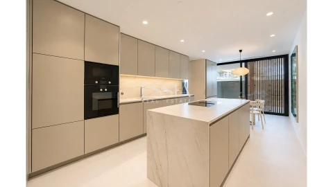 Apartamento T4 para Venda em Aldoar, Foz do Douro e Nevogilde