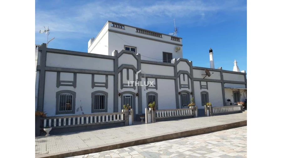 Moradia T7 para Venda em Olhão