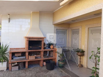 Moradia T4 para Venda em Arcozelo