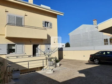 Moradia T4 para Venda em Arcozelo